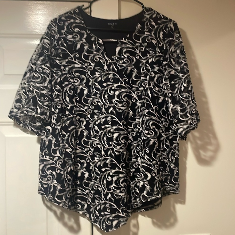 Size 1x Sami and Jo top black and white